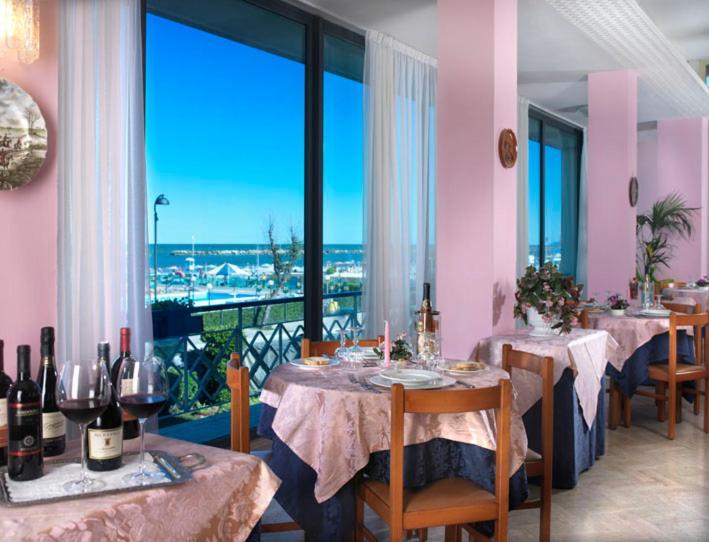 Hotel Diplomatic Bellaria-Igea Marina Esterno foto